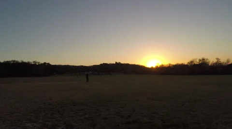 TIME LAPSE OF SUN SETTING AT DOG PARK 動画素材 60432825