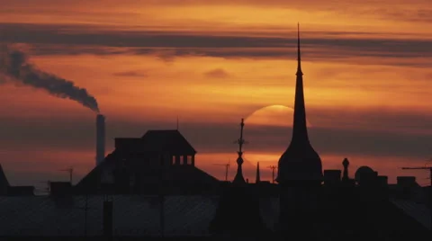 Time lapse of a sun setting down behind houses Stock Footage 41059127