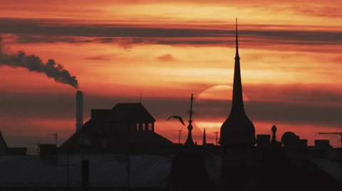 Time lapse of a sun setting down behind city roof tops with towers Stock-Footage 41059168