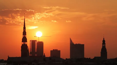 Time lapse of a sun setting down behind a bank in a generic look city skyline Stock Footage 41830999