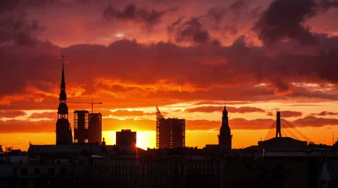 Time lapse of a sun setting down behind city skyline Stock Footage 48531168