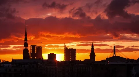 Time lapse of a sun setting down behind city skyline Stock Footage 48531186