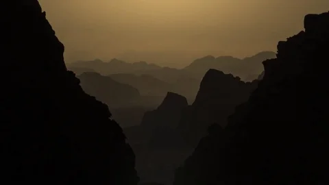 Time Lapse of the Sun Setting Over Wadi Rum, Jordan 動画素材 70484938