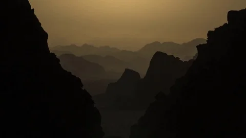 Time Lapse of the Sun Setting Over Wadi Rum, Jordan 4K Vidéo 70794010