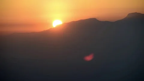 Time-lapse of sun setting over the mountains Stockbeeldmateriaal 125153737