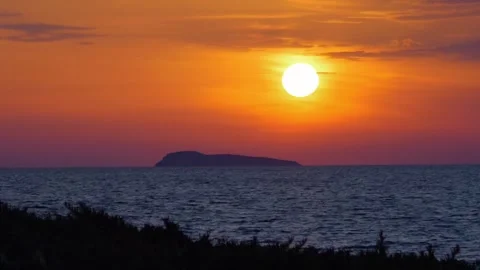 A time lapse of the sun setting over Kalymnos island from Kos, Greece 스톡 동영상 290094576