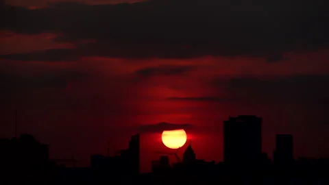 Time-lapse of the sun setting over a capital city skyline with buildings si.. Stock Footage 324958303