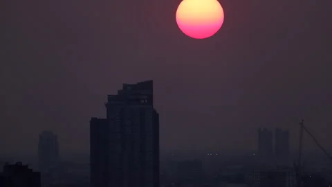 Time-lapse of the sun setting over a capital city skyline with buildings si.. Vídeo Stock 329374987