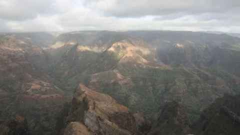 Time Lapse of Sun, Shadow, Clouds at Waimea Canyon on Kauai, Hawaii in 4K Vidéo 72813490