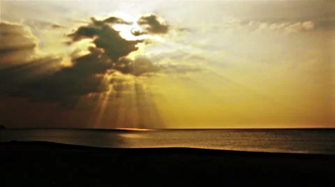 Time lapse sun shines through the clouds at sunset Video stock 36446223