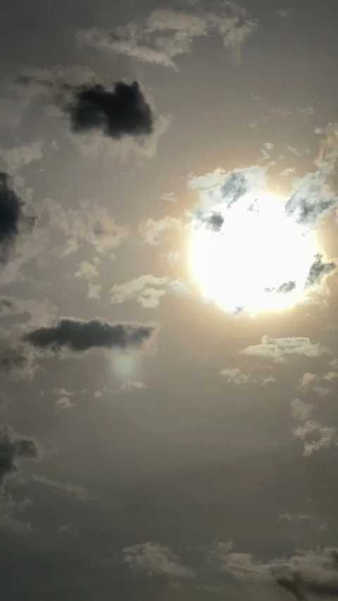 Time Lapse of Sun Shining Through Dramatic Dark Clouds Vídeo Stock 345922864