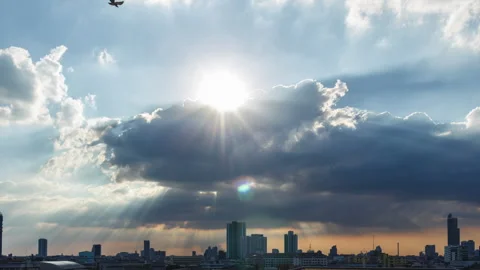 Time-lapse of Sunlight breaks through the clouds, forming bright beams that.. Stock-Footage 321347990