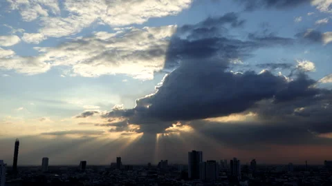 Time-lapse of Sunlight breaks through dramatic clouds 스톡 동영상 324958276