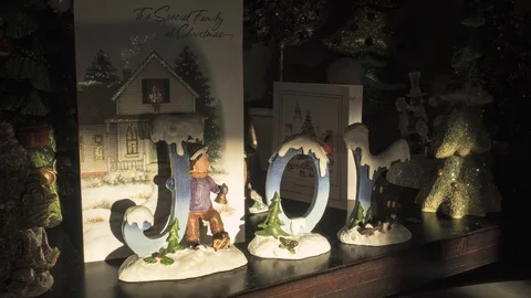 Time Lapse of Sunlight Passing Across Christmas Mantle Display in 4K Vidéo 71449114