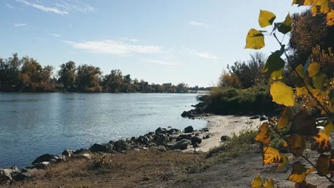 Time lapse on a sunny fall day next to a beach on the sacramento river Video stock 258297668