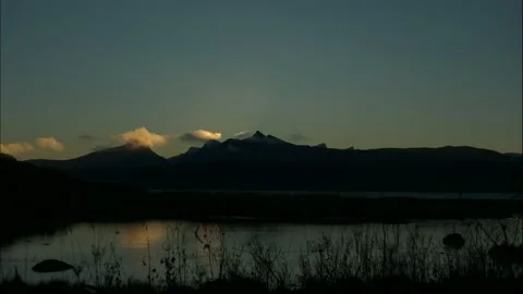 Time lapse of sunrise behind a mountain range Video stock 220841179