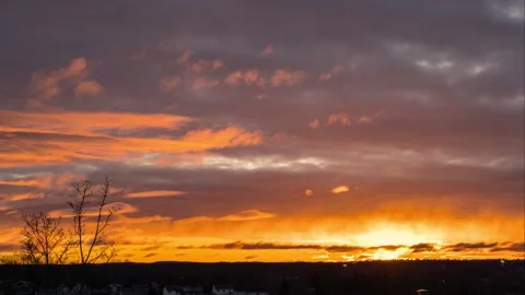Time-lapse of a sunrise with illuminated clouds Vídeos de archivo 257075191
