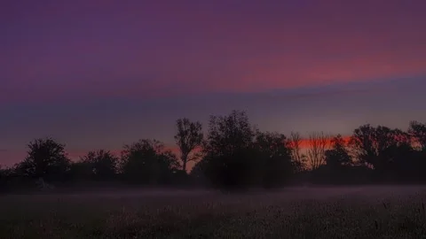 Time-lapse of a sunrise, misty 스톡 동영상 289314922