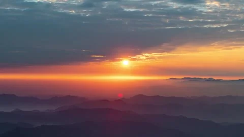 Time-lapse of a sunrise on a mountain Stockbeeldmateriaal 208090430