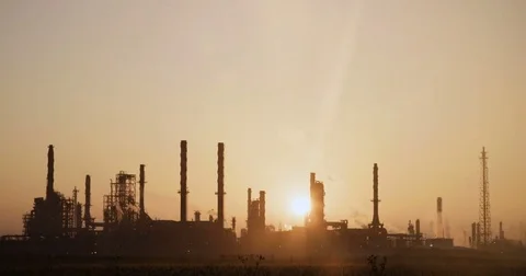Time lapse of sunrise over a large oil refinery Video stock 74266793