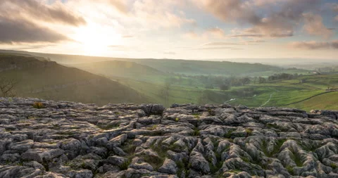 Time lapse of sunrise over Malham cove Video stock 224976705