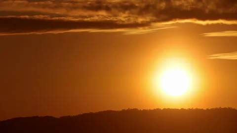 Time lapse sunrise over a mountain with orange clouds 스톡 동영상 296206901