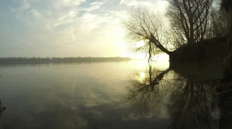Time lapse sunrise over the river. Video stock 46653189