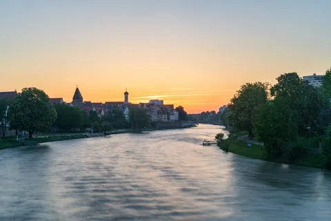 Time lapse of sunrise over the river danube in the city Ulm and neu-ulm Stock Footage 138919697