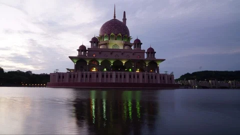 Time lapse sunrise scenery of Putra Mosque Video stock 107076506