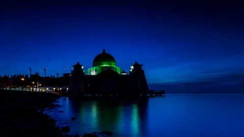 Time lapse sunrise at Straits Mosque (Masjid Selat Melaka), Malacca, Malaysia. 스톡 동영상 100603930