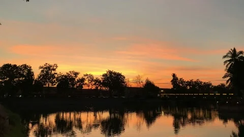 Time lapse of sunrise with tree silhouette and lake Vídeo Stock 145997941