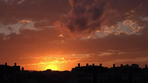 Time-lapse sunset against the backdrop of moving clouds over city Video stock 140638194
