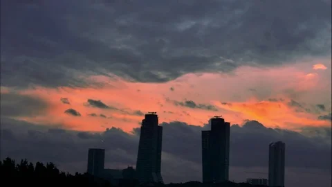 Time Lapse Sunset And Buildings Silhouette Stockbeeldmateriaal 84833401