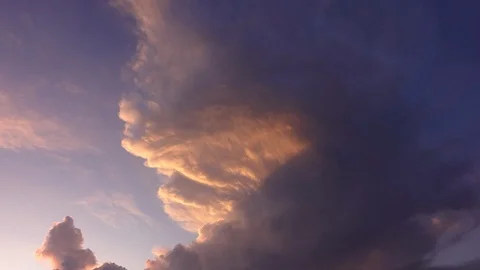 Time lapse sunset and Cloud Moving Before Storm is Coming Stockbeeldmateriaal 99379100