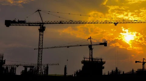 Time lapse sunset and silhouette crane working in construction site (zoom out) Vidéo 39774976