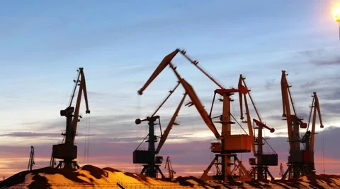 Time lapse sunset and working cranes in the port. Video stock 59795362