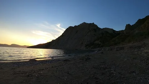 Time lapse of a sunset at the beach with the mountain on the background. Stock Footage 202023198