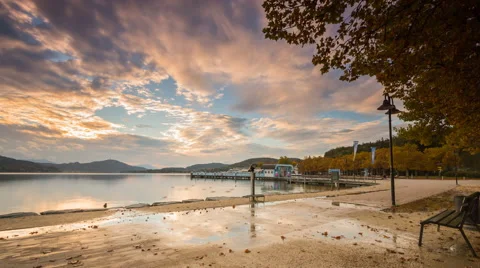 Time lapse - Sunset at the beachside with people strolling Видео 58649951
