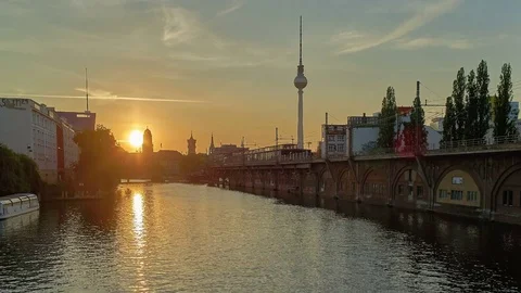 Time lapse of the sunset behind Berlins cityscape in 4K 動画素材 83863436
