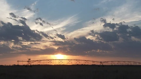 Time-lapse sunset behind a center pivot. Video stock 90420273