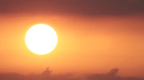 Time lapse of sunset behind dark clouds 库存影片 45987791