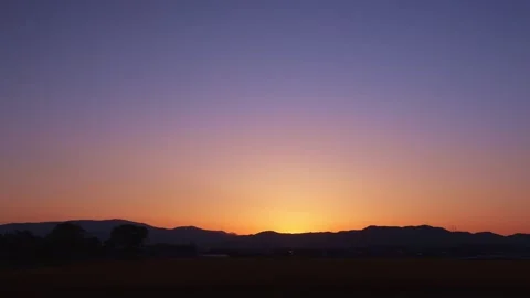 Time-lapse. Sunset behind the mountain in Fukuoka, Japan Vídeos de archivo 334903373