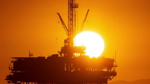 Time lapse of the sunset behind an offshore oil platform Vídeo Stock 145829090