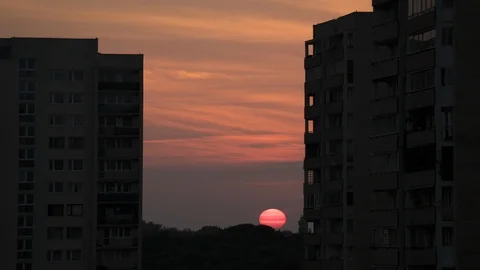 Time lapse of sunset between the blocks of flats. 스톡 동영상 111277648