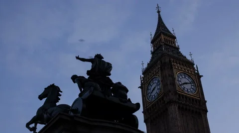 Time lapse at sunset of Big Ben and the statue of Boadicea with zoom. 4K version 스톡 동영상 41294425