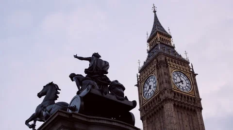 Time lapse at sunset of Big Ben and the statue of Boadicea no zoom. 4K version 스톡 동영상 41736264