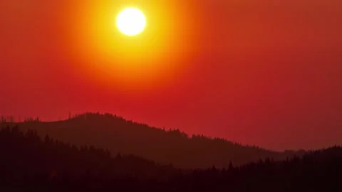Time lapse of sunset. The big yellow Sun is setting over the horizon 動画素材 326052397