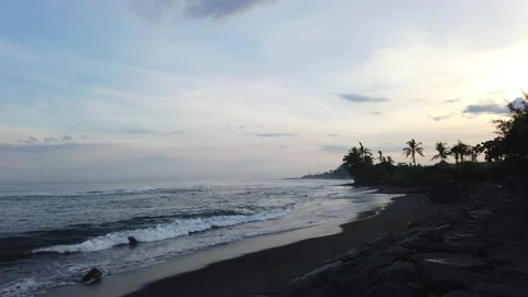 Time lapse of sunset on black sand beach Bali Indonesia. Running clouds Video stock 141122253