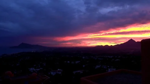 Time lapse of sunset with clouds and mountains. Video stock 82906486