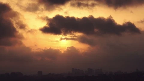Time lapse sunset on the cloudy sky Video stock 93376415